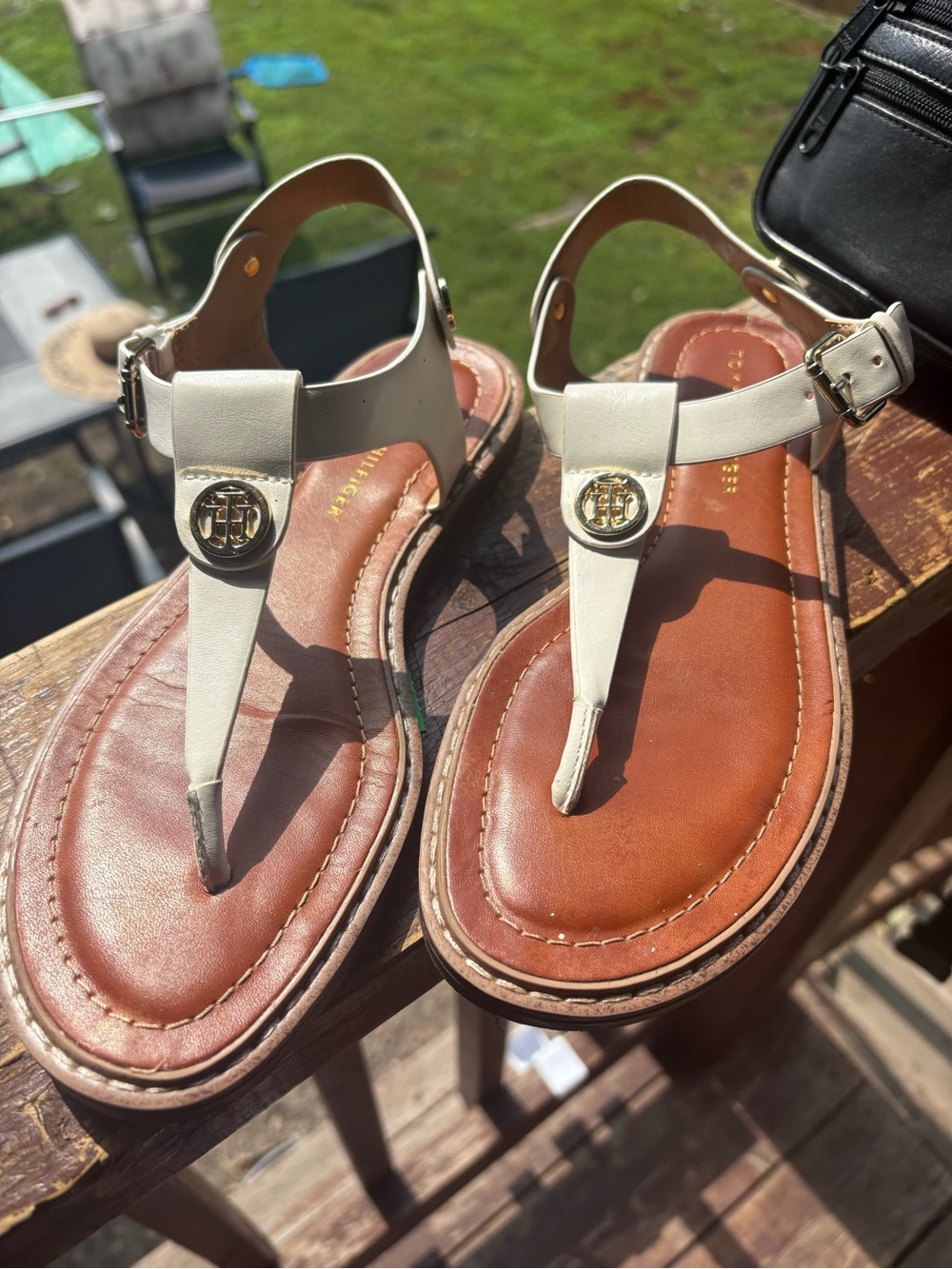 Tommy Hilfiger Cream Leather T‑Strap Sandals with Gold Logo